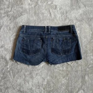 Jeansshorts - Snygga vintage  jeansshorts med dragkedja på fickorna. De mäter ungefär 40-41 tvärsöver😊 kolla gärna in min profil och följ för mer kläder. Pris kan alltid diskuteras