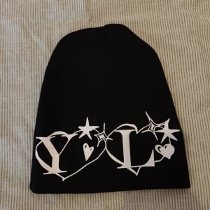 Yung Lean mössa - Yung Lean mössa inköpt för ca 8 månader sen. Den är även reversible så man ser stitchingen tillsamans med graphicz. Obs den är stor och cozy som fan 