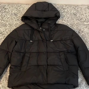 Puffer jacka  - Säljer min puffer jacka från Vero Moda. Har aldrig använts förr. Passar storlek S/M. 