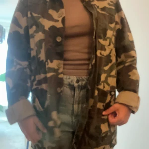 Camouflage jacka - Snygg jacka från Dickies. Strl L men har en bra passform så funkar för olika storlekar också.  Skickas mot fraktkostnad eller hämtas i Solna💕
