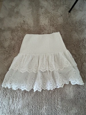 Super söt kjol - Super söt vit volangkjol som passar till allt! Använd Max en gång❤️❤️