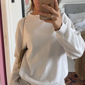 Vit sweatshirt - Säljer min super fina sweatshirt från H&M 