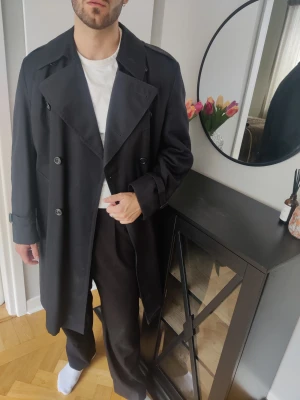 Trenchcoat  - Tar bara plats i garderoben