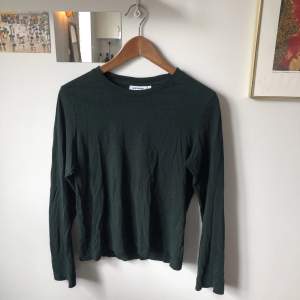 Mörkgrön långärmad tröja från Weekday. Så gott som oanvänd. Storlek S!💓