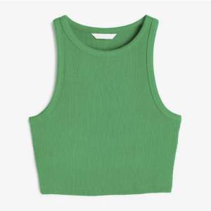 säljer detta fina gröna linne från h&m!! endast använd en gång och såå fint! 🫶