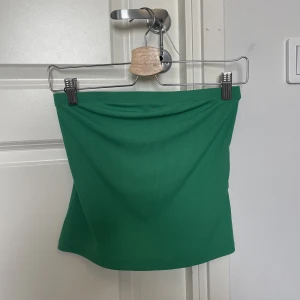 Grön tubtopp  - Den har resår längst upp för att sitta på sin plats och åker därför inte ner och är i ett skönt ribbat material👍🏻 använd enbart ett fåtal gånger och är perfekt både till vardags som fest🤩❤️‍🔥 Köparen står för frakt🫶🏻