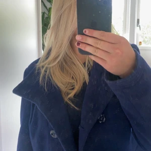 Mörkblå kappa - Jätte fin mörkblå kappa från Forever21. Skönt material och passar perfekt nu till hösten! Sitter perfekt på mig som vanligtvis har S men kan säkert passa både mindre å större strlkar