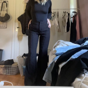 Kostymbyxor från Gina  - Säljer mina kostymbyxor ifrån Gina tricot då dem tyvärr blivit förstora. Sitter så extremt snyggt på kroppen och super sköna! Priset går att diskutera vid snabb affär