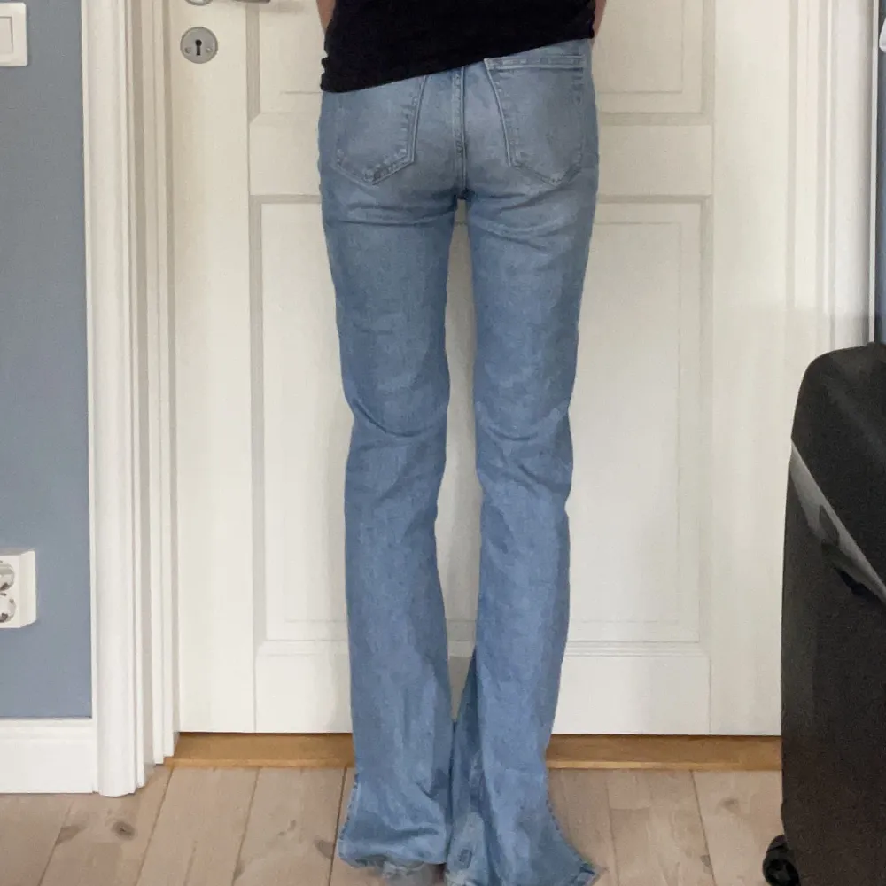 Super fina blåa bootcut jeans som är perfekta när man vill ha ett par basic jeans😍 använd få tal gånger så de är i väldigt bra skick😚. Jeans & Byxor.