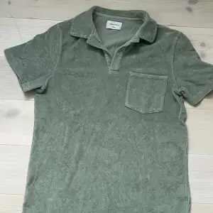 Grön Terry shirt från studio total. Skicket är 8,5/10