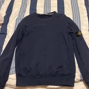 Stone island tröja - Bra skick stone island tröja. Kommer ej till andvändning. Den är xl men går att andvända även om man är mindre perfekt om man gillar overzised kläder.