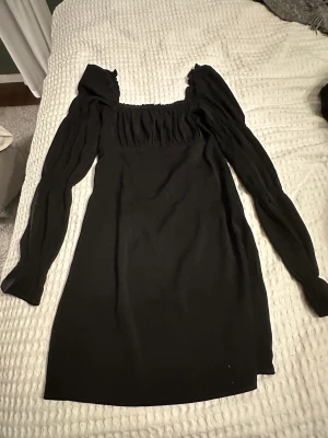 Klänning  - Klänning från hm i storlek 36, bara att höra av dig om du undrar något. Frakt ingår ej i priset 