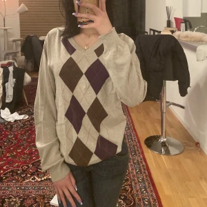 Argyle sweater - Säljer en argyle sweater som jag köpt på ett secondhand för nåt år sen, men märket är dressman! Säljer då det inte är min stil längre. Lite oversized passform, skönt material, inga defekter. Köpare står för frakt! Kolla min profil för liknande o annat 💓