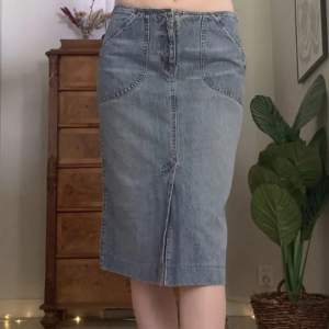 Skit snygg jeans kjol! Passar 36/38. Inga märken. Finns annonsen = finns plagget! Använd gärna köp nu! 💕 (du behöver inte fråga innan)!