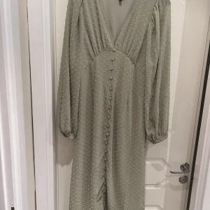 Vero Moda klänning  - Klänning från Vero Moda i färg grön. Använd 2 gånger. Nypris 499kr. 