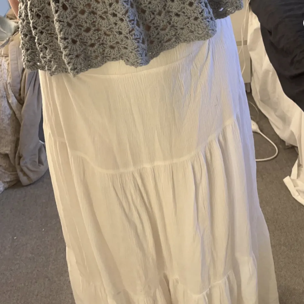 Den populära vita lång kjolen från zalando, köpte i början på sommaren men har inte använt den köpte den för 350 . Kjolar.