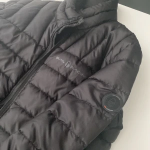 Jacka - En fin sail raicing jacka i storlek S. Det finns ett litet hål i jackan och därav priset. Skriv för fler frågor🫶🏼