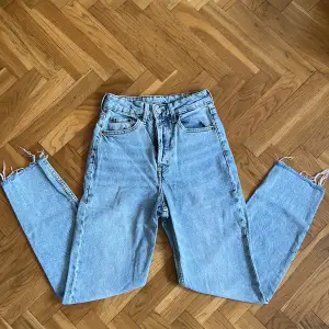 Snygga Jeans från H&M strl 34. Byxorna är väl använda och har någon fläck på höger byxben, men är säkerligen något som går bort i tvätten. Väldigt fint skick annars!