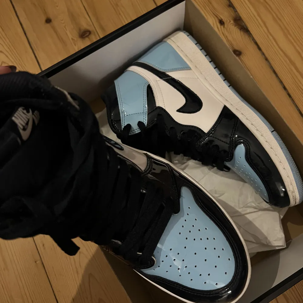 Air Jordan 1 Blue Chill, storlek 38,5. Säljer mina favoriter nu, kommer inte till användning längre. Använda några gånger men i jättefint skick fortfarande. Skickar med kartongen. Köpta på Vestiaire Collective.. Skor.