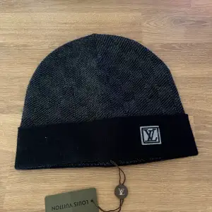 Hej! Säljer nu min Louis Vuitton Damier Hat då jag aldrig använder den. Tag och QR-kod finns. Pris kan diskuteras vid snabb affär😀 Mvh Axel