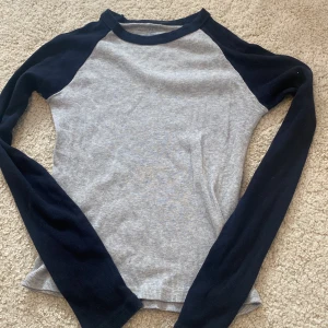 Brandy Melville tröja - Långärmad tröja från brandy Melville. Tröjan är i fint skick och inga hål eller lösa trådar!!