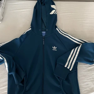 adidas kofta  - använd sällan bra skick som ny