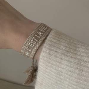 Fint armband med text ”C’est la vie” (sånt är livet). Köpt i Frankrike. Köparen står för frakt 💌