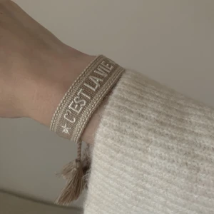 Dior armband dupe - Fint armband med text ”C’est la vie” (sånt är livet). Köpt i Frankrike. Köparen står för frakt 💌