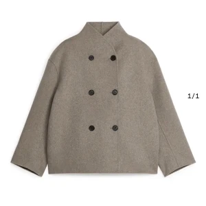 Arket kappa - Slutsåld kort kappa från arket. Nypris 2590 och den är i nyskick