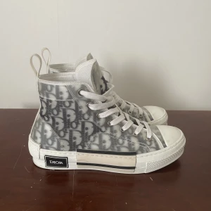 dior skor  - Dior skor i storlek 38,5, endast använda två gånger så är i nyskick. äkthetsbevis och kartong osv finns med