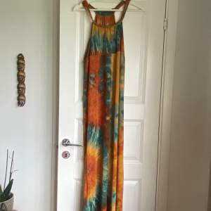 Hippie / bohemisk klänning i tie dye liknande färger. Liten sömm har gått upp vid ena bandet (kan skicka bild) annars är den i jättefint skick