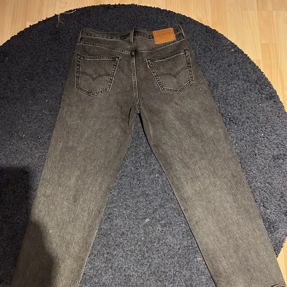 Säljer nu ett par helt nya Levis stay loose jeans i färgen mörk grå. Hör av er vid frågor eller mer bilder. Pris kan diskuteras . Jeans & Byxor.