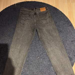 Säljer nu ett par helt nya Levis stay loose jeans i färgen mörk grå. Hör av er vid frågor eller mer bilder. Pris kan diskuteras 
