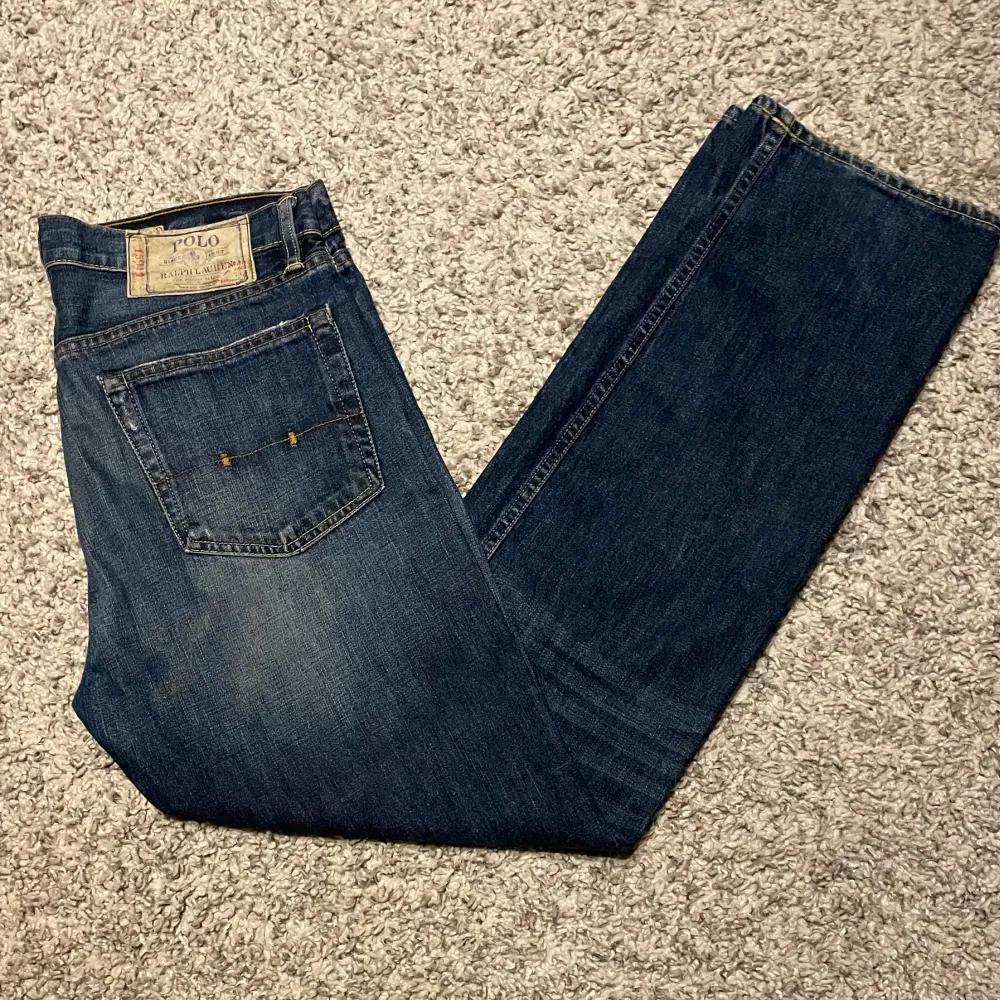 Ett par riktigt sköna Ralph Lauren jeans i färgen blå, skick 8/10. Jeans & Byxor.