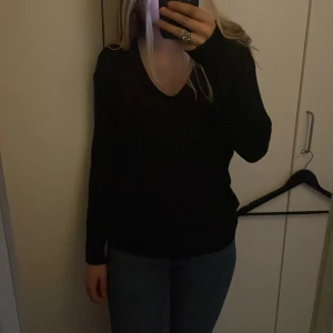 V-ringad stickad tröja - En svart v-ringad tunn stickad tröja från hm. Fint skick och sitter bra och bekvämt.