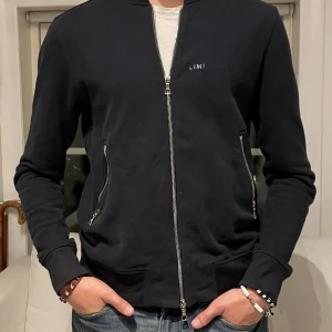 Limitato zip - En stilren limotato zip up i färgen mörkblå. Skick 9/10