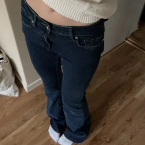 Low-waist jeans - Jätte snygga bootcut lågmidjade jeans från Mango. Perfekta till hösten 🤗