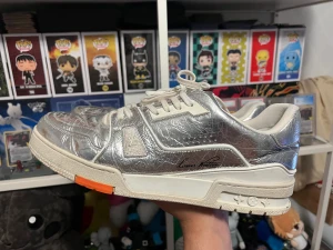 Louis vuitton metallic silver virgil abloh trainer - Storlek 44, kommer med box och dustbag.  7.5/10 skick