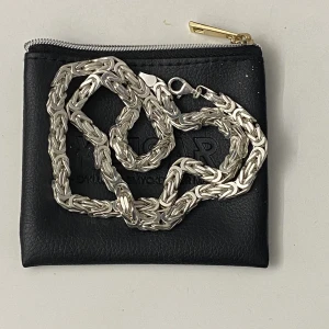 Kejsar kedja - Säljer ett äkta silver kejsar halsband som är köpt från kejsar.se. Längden är 55 CM och bredden är 6mm. Den köptes för 2699 och den säljs för 2000. Den är knappt använd och glänser hur bra som helst. Hör av er! 
