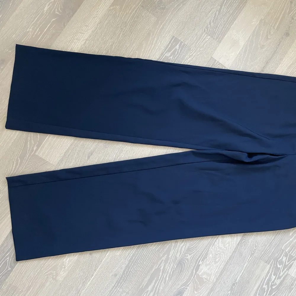 Marinblåa kostymbyxor i nyskick från NAKD, säljer pga beställt fel storlek. Strl 38. Jeans & Byxor.