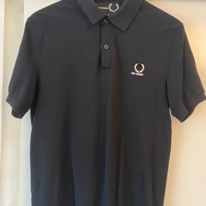 Fred Perry x Raf Simons piké - Fick den 2019 lr 2020 använd typ 5 ggr. Riktigt nice smyckesdetalj istället för vanliga Fred Perry logo. Size M slim fit sitter snarare som S men funkar för båda.