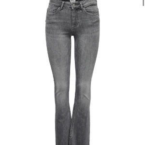Lågmidjade jeans - Säljer ett par helt nya lågmidjade jeans köpt från ONLY❤️Storlek S