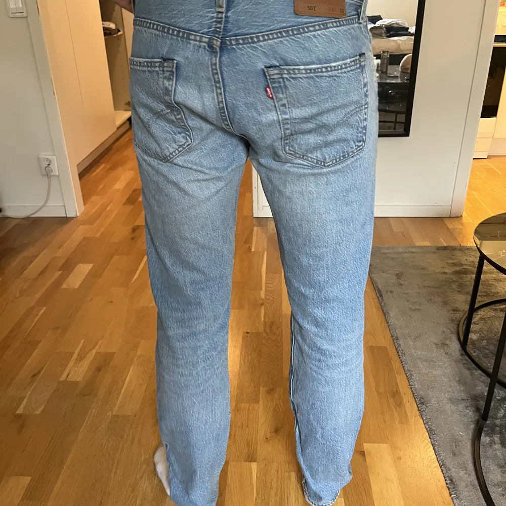 Ett par fräscha 501 jeans med storlek W31 L32. Ny pris 1200 kr . Jeans & Byxor.