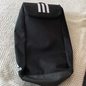 En perfekt väska för fotbollsskor. Denna väskan e använd max 5 gånger. Väskans skick är iprincip nytt.