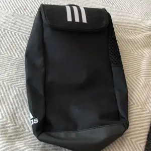 En perfekt väska för fotbollsskor. Denna väskan e använd max 5 gånger. Väskans skick är iprincip nytt.