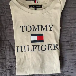 Säljer min Tommy Hilfiger T-shirt  då den aldrig används. Använd 2-3 gånger. 9/10 i skick. skriv för frågar eller övrigt 