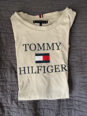 Tommy Hilfiger T-shirt  - Säljer min Tommy Hilfiger T-shirt  då den aldrig används. Använd 2-3 gånger. 9/10 i skick. skriv för frågar eller övrigt 