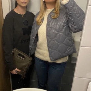 Mango jacka - Säljer denna poppis jacka från mango perfekt nu till hösten!