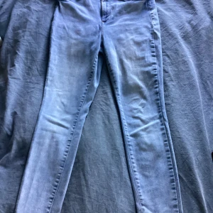 Vero Moda Denim - Använda men i gott skick! Skulle säga storlek M/38 för dom passar mig men kolla sista bilden! 
