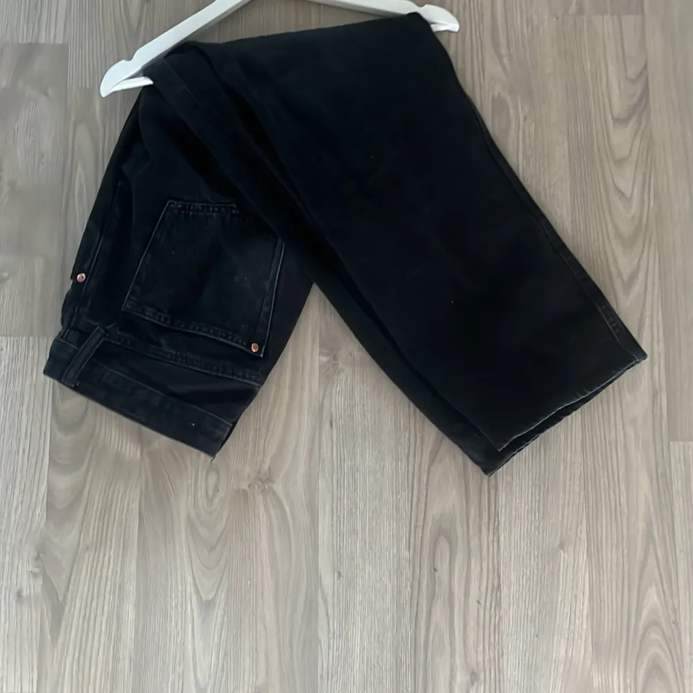 Säljer mina jeans från h&m i modellen lose fit. Säljes då de inte kommer mycket till användning längre. Nypris 400kr. Passar nästan till allt är en svart gråaktig färg. Storlek 30-32. Skriv vid fundering eller frågor. Mängdrabatt går att lösa. . Jeans & Byxor.